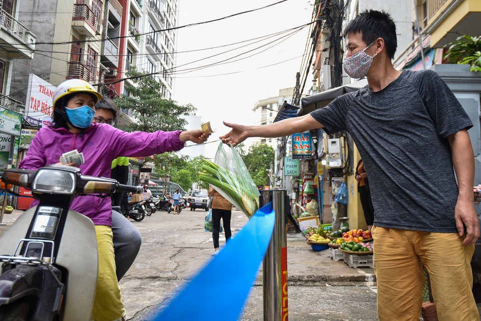 Hà Nội: Chợ dân sinh kẻ vạch, dựng rào phòng dịch Covid-19 - 4 Hà Nội: Chợ dân sinh kẻ vạch, dựng rào phòng dịch Covid-19 - 4