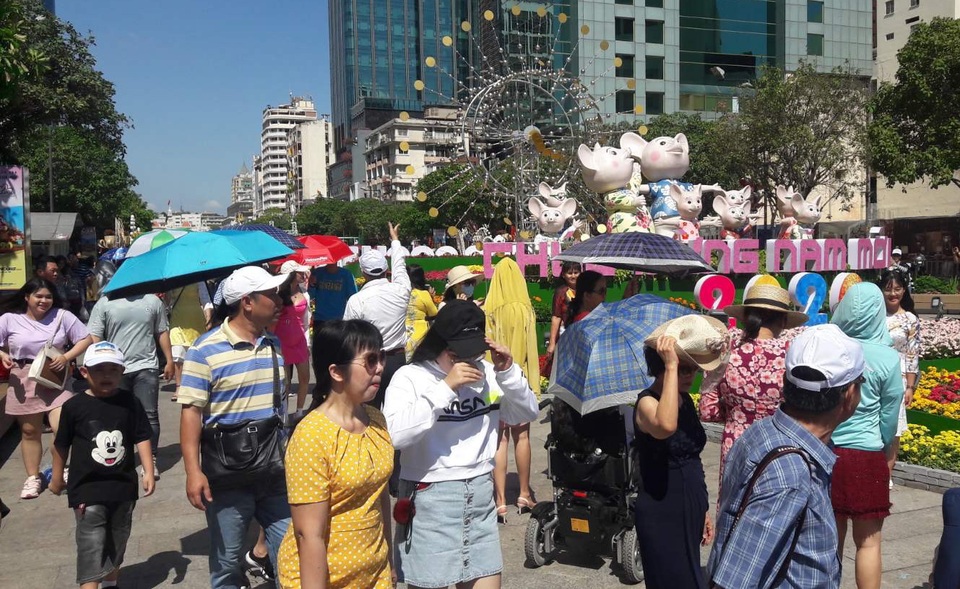 TPHCM: Chen chân chụp ảnh giữa trời nắng nóng ở đường hoa Nguyễn Huệ - 7 TPHCM: Chen chân chụp ảnh giữa trời nắng nóng ở đường hoa Nguyễn Huệ - 7