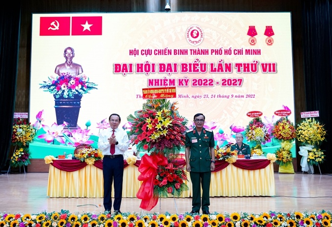 Bí thư Thành uỷ TP. Hồ Chí Minh Nguyễn Văn Nên tặng hoa chúc mừng Đại hội Hội Cựu chiến binh thành phố nhiệm kỳ 2022 - 2027. (Ảnh: Thuận Văn).