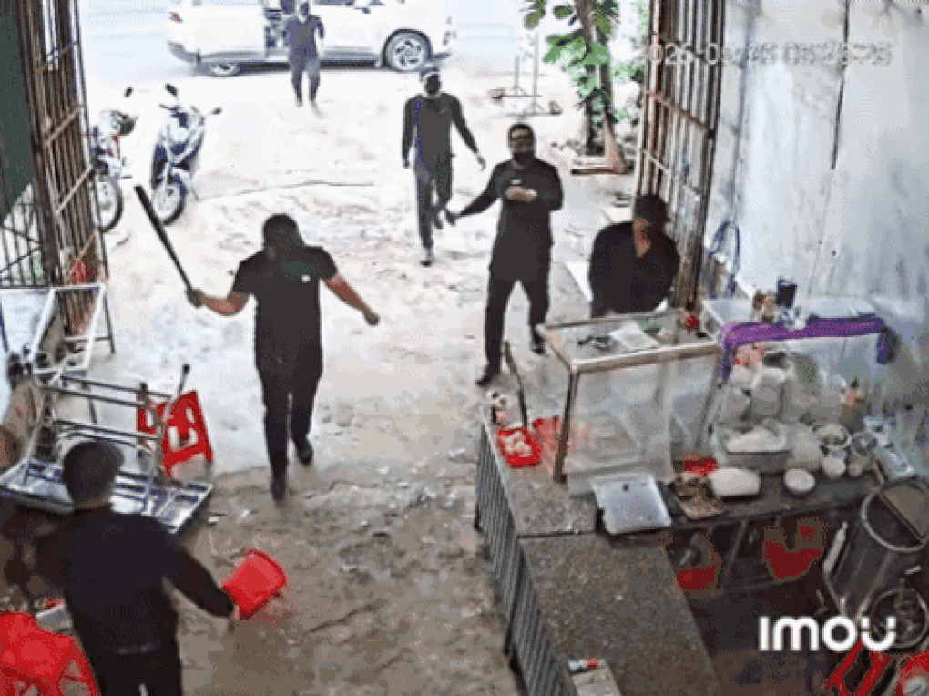 Điểm tuần: Lòng xe điếu, shipper đòi 1 tỷ và ngai vàng Triều Nguyễn - 5 Điểm tuần: Lòng xe điếu, shipper đòi 1 tỷ và ngai vàng Triều Nguyễn - 5