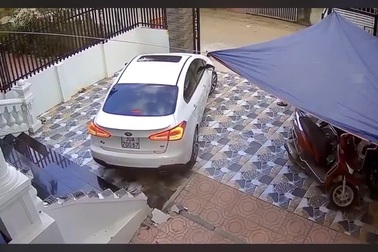 Nghi nhầm chân ga, ô tô tông sập lan can cầu thang