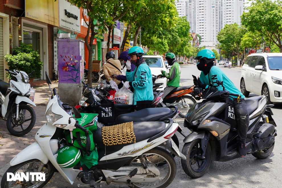 Shipper ở Hà Nội cháy đơn đợt nắng nóng, thu nhập không cao như lời đồn - 1 Shipper ở Hà Nội cháy đơn đợt nắng nóng, thu nhập không cao như lời đồn - 1