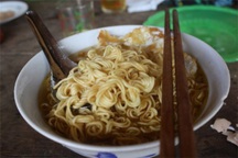 Công nhân cạn tiền, ăn mì gói sống qua ngày mong gói hỗ trợ 6.600 tỷ đồng