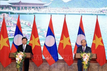 Thủ tướng Nguyễn Xuân Phúc và Thủ tướng Lào họp báo sau Kỳ họp 42 Ủy ban liên Chính phủ