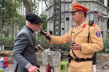 Cụ ông đi xe đạp bị CSGT xử phạt vì có nồng độ cồn