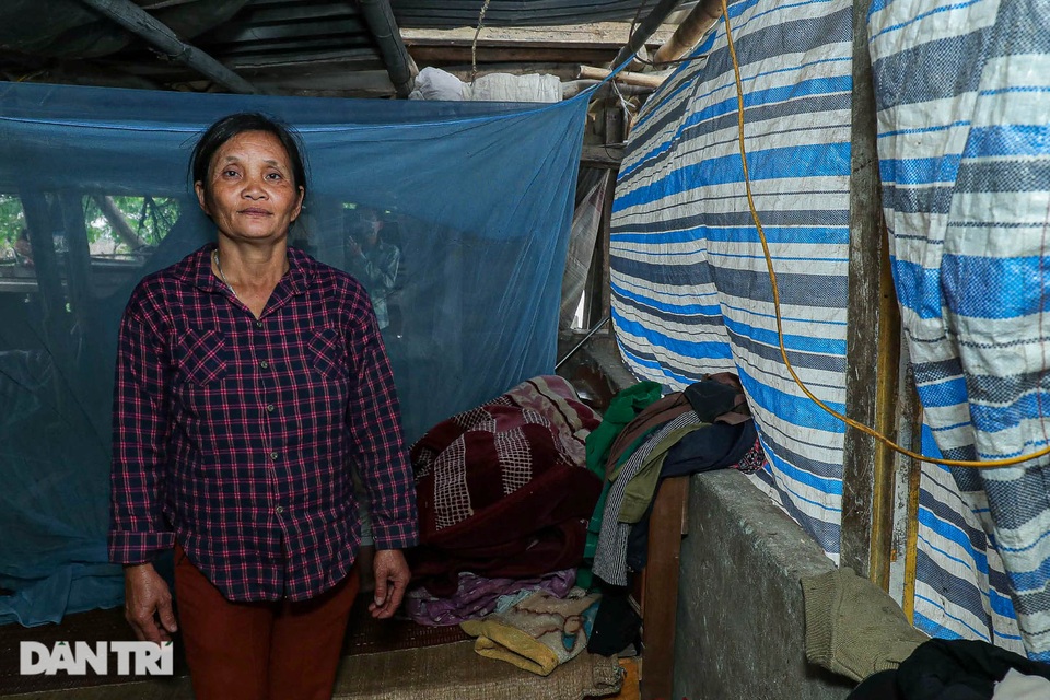 Nỗi đau của bà mẹ 14 con ở Hà Nội: Chồng mất, con đứa bệnh tật, đứa tù tội - 4 Nỗi đau của bà mẹ 14 con ở Hà Nội: Chồng mất, con đứa bệnh tật, đứa tù tội - 4