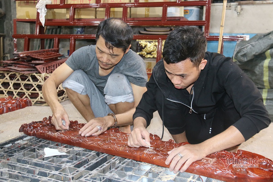 Chiêm ngưỡng bộ bàn ghế tiền tỷ đại gia dát vàng chơi Tết - 9 Chiêm ngưỡng bộ bàn ghế tiền tỷ đại gia dát vàng chơi Tết - 9