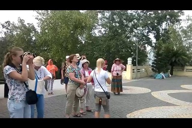 Người Nga làm hướng dẫn viên ở Chùa Long Sơn - Nha Trang