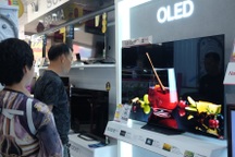 Siêu thị điện máy xả hàng hè, thị trường smartphone vẫn rộng mở