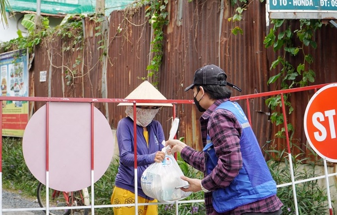 TP.HCM: Chương trình SOS hoàn thành chuyển túi an sinh đến tây người dân  - Ảnh 1.