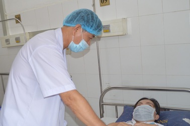 Đi bộ qua đường, người phụ nữ bị xe máy đâm vỡ đôi thận