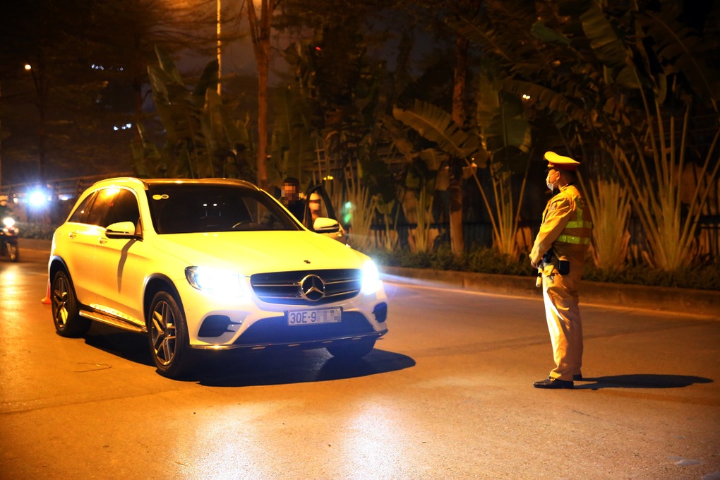 Hà Nội: Người phụ nữ lăng mạ CSGT vì chồng bị thổi nồng độ cồn - 1 Hà Nội: Người phụ nữ lăng mạ CSGT vì chồng bị thổi nồng độ cồn - 1