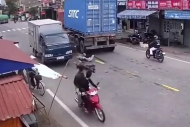 Suýt mất mạng vì tranh đường với xe container