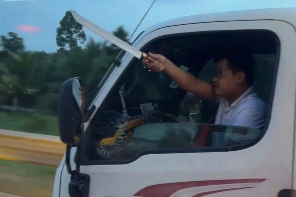 Tài xế cầm dao thò ra cửa xe trên cao tốc bị phạt 6,5 triệu đồng - 1
