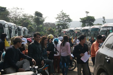 Hàng trăm công nhân xe buýt bãi công đòi quyền lợi