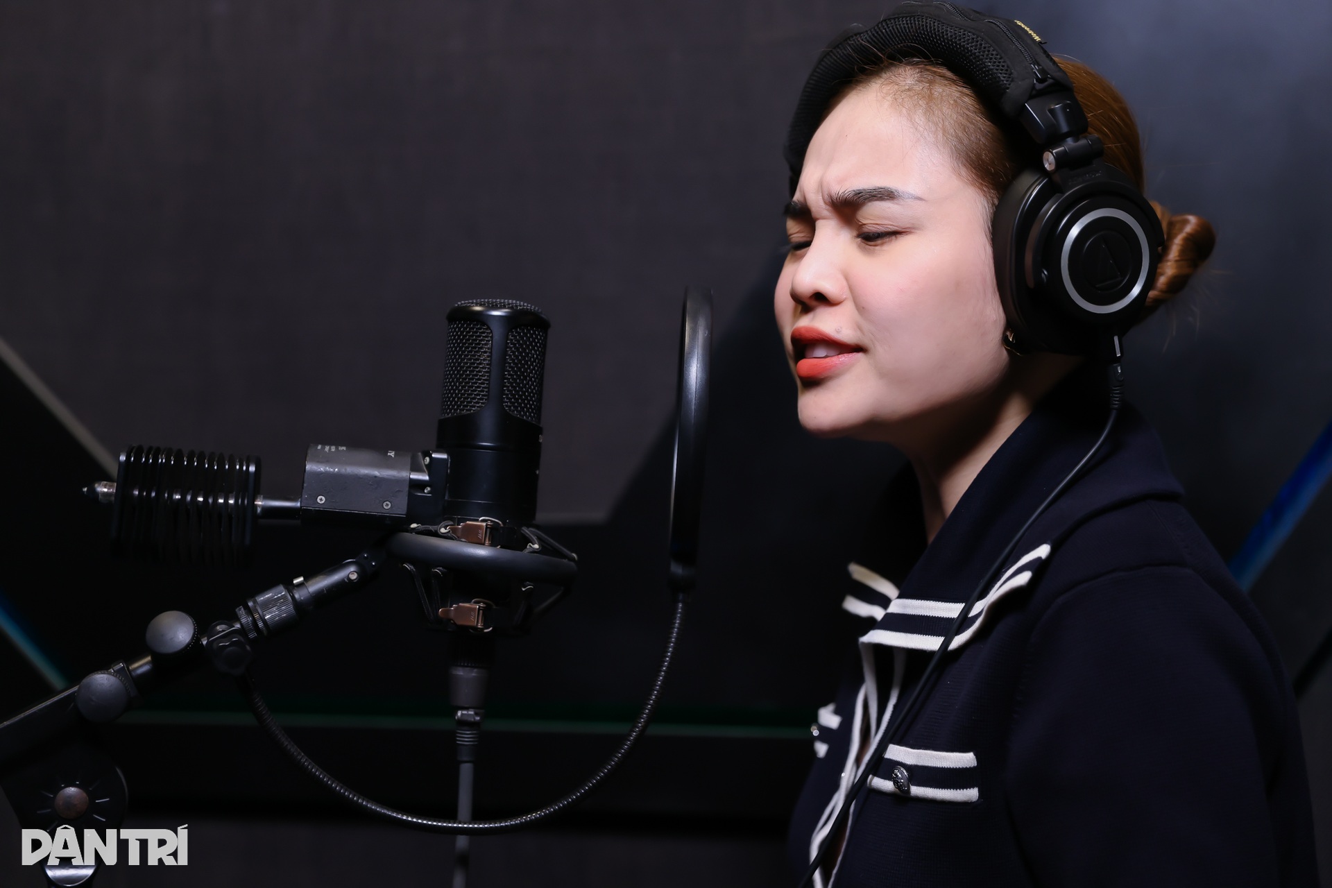Võ Hạ Trâm, Bùi Lan Hương và dàn sao hào hứng thu âm Rực rỡ ngày mới - 12 Võ Hạ Trâm, Bùi Lan Hương và dàn sao hào hứng thu âm Rực rỡ ngày mới - 12