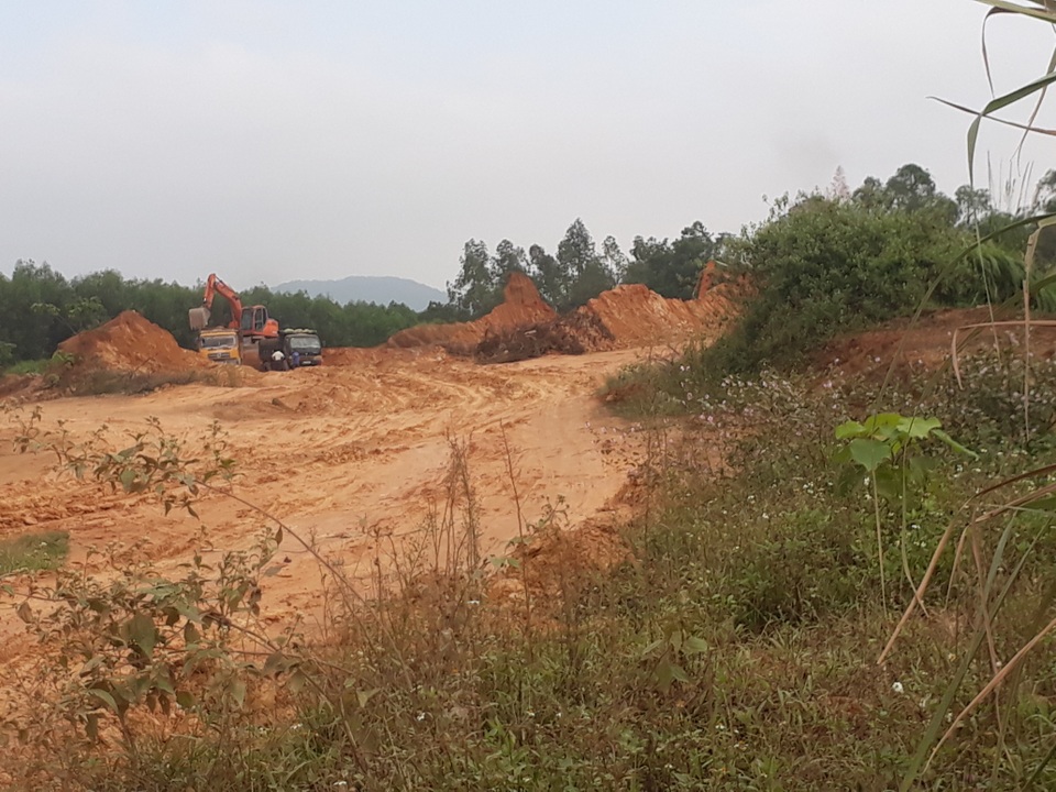 Nghệ An: Rầm rộ khai thác đất trái phép giữa thanh thiên bạch nhật! - 1 Nghệ An: Rầm rộ khai thác đất trái phép giữa thanh thiên bạch nhật! - 1
