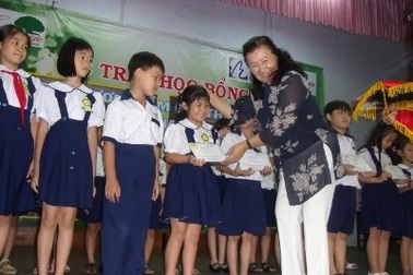 300 học bổng “ươm mầm đại thụ” đến với học sinh nghèo 