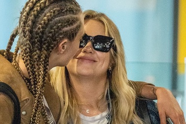 Cara Delevingne "khoá môi" bạn gái đồng giới tại sân bay