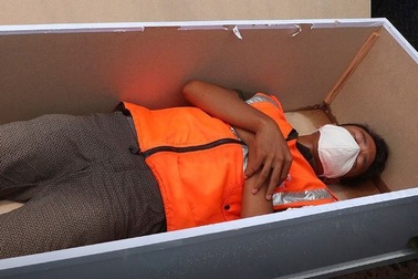 Tranh cãi hình phạt "nằm quan tài" cho người không đeo khẩu trang