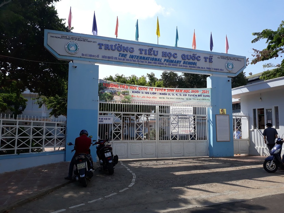 Học sinh lớp 2 trốn khỏi trường, đi bộ cả chục km để về nhà vì nhớ bố - 1 Học sinh lớp 2 trốn khỏi trường, đi bộ cả chục km để về nhà vì nhớ bố - 1