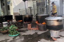 Dân Bạc Liêu gói bánh, kho vịt... gửi đồng hương "kẹt" ở TPHCM vì Covid-19