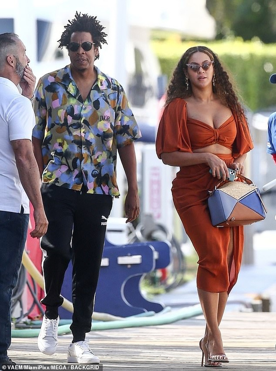 Beyonce khoe ngực căng đầy trên phố - 2 Beyonce khoe ngực căng đầy trên phố - 2