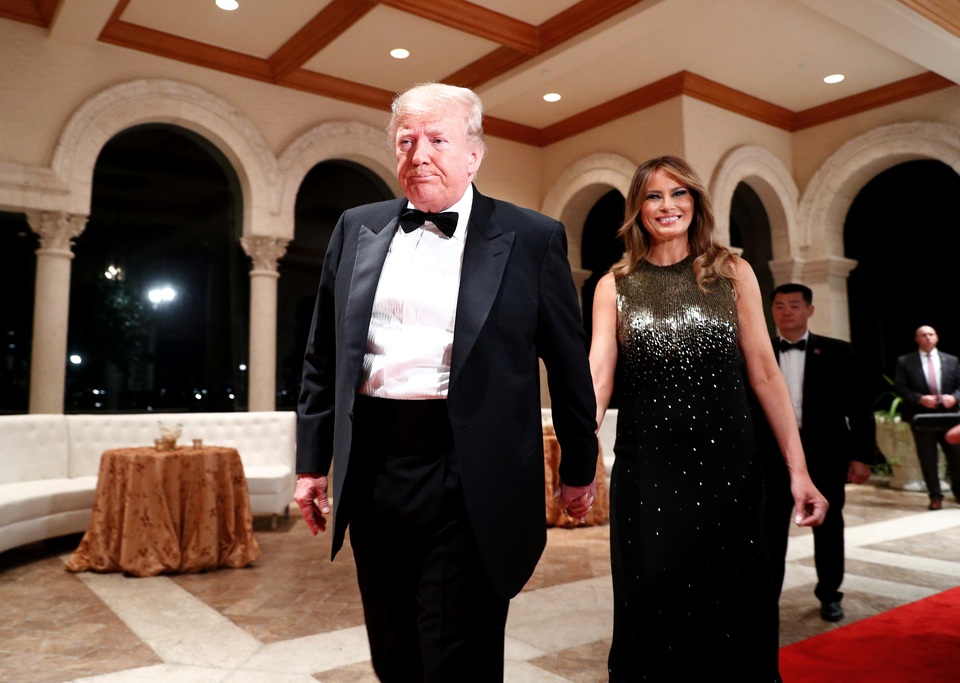 Dự tiệc năm mới, cậu út nhà Trump nổi bật với chiều cao 1,9 mét - 4 Dự tiệc năm mới, cậu út nhà Trump nổi bật với chiều cao 1,9 mét - 4