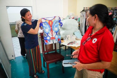 Cửa hàng 0 đồng ở giữa khu nhà giàu, người nước ngoài đổ xô đến nhận hỗ trợ