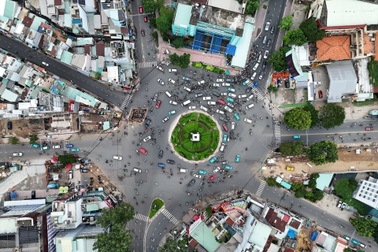 Dựng "lô cốt" ở vòng xoay Dân Chủ để thi công Metro số 2 TPHCM