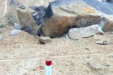 Đá "khủng" rơi từ vách núi chắn đường Nha Trang - Đà Lạt