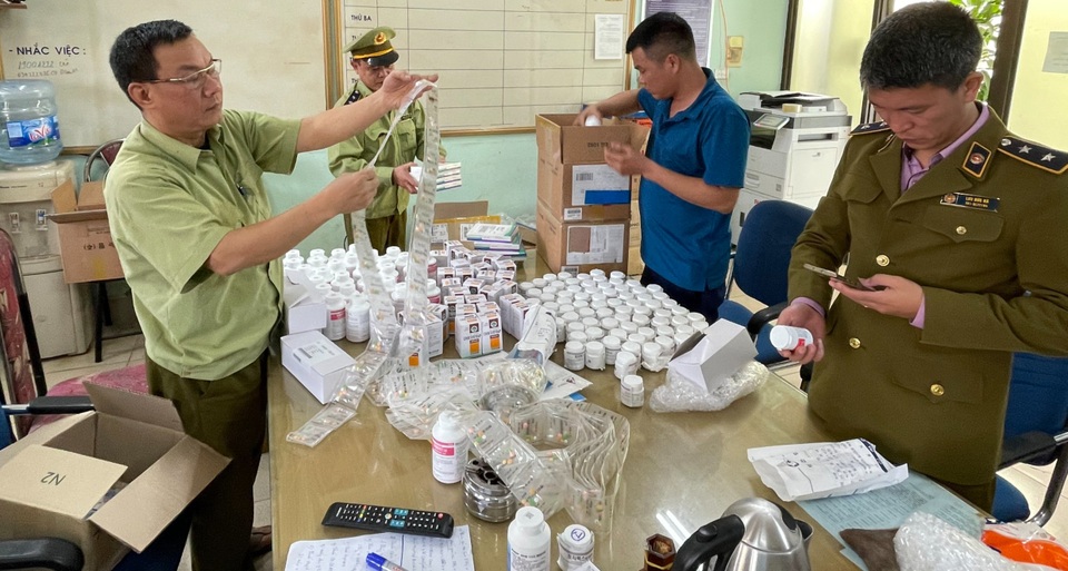 Tóm gọn lô dược phẩm Hàn Quốc không giấy tờ đi ra từ sân bay Nội Bài - 1 Tóm gọn lô dược phẩm Hàn Quốc không giấy tờ đi ra từ sân bay Nội Bài - 1