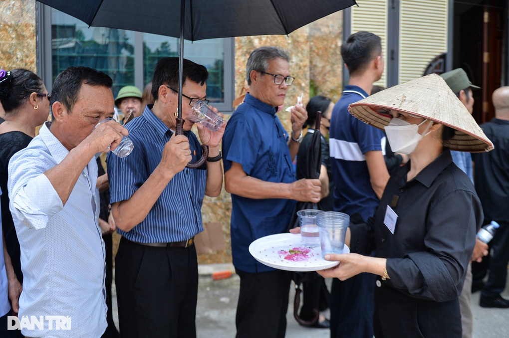 Chiếc quạt, cốc nước nghĩa tình của người Lại Đà trong lễ viếng Tổng Bí thư - 2 Chiếc quạt, cốc nước nghĩa tình của người Lại Đà trong lễ viếng Tổng Bí thư - 2
