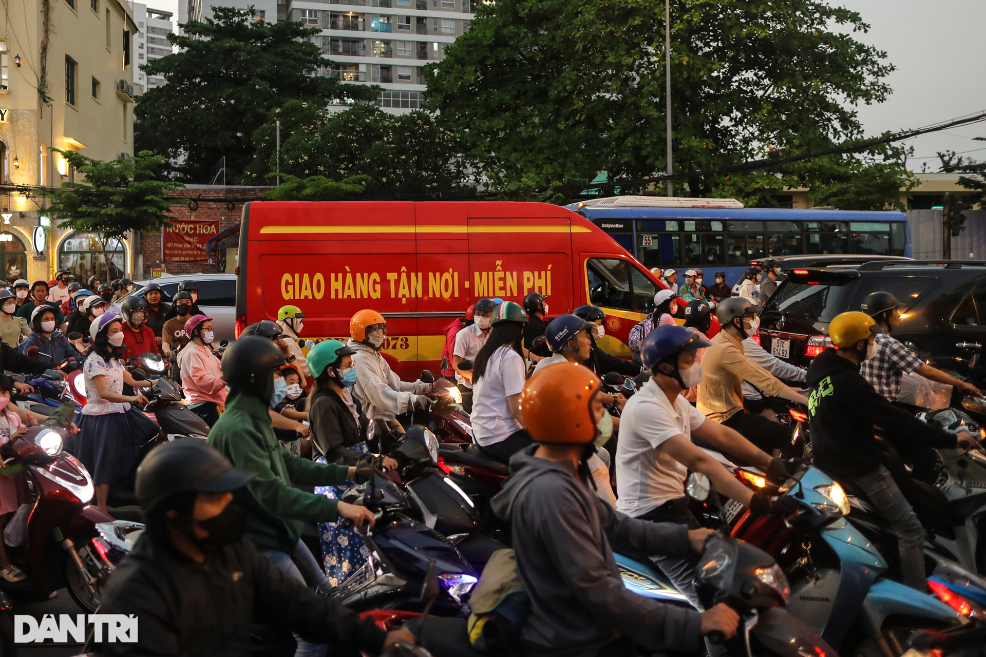 Giao thông TPHCM ùn ứ khắp nơi dịp cận Tết Nguyên đán - 11 Giao thông TPHCM ùn ứ khắp nơi dịp cận Tết Nguyên đán - 11