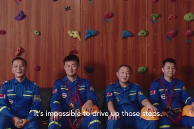 Choáng với chiêu ô tô leo núi lên Cổng trời Trương Gia Giới