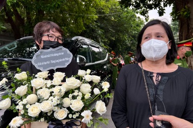 Người dân mang hoa trắng, bật khóc tiễn đưa 3 chiến sĩ hy sinh