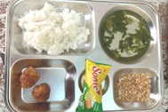 Xôn xao khay cơm bán trú chỉ có ít muối lạc và 2 miếng thịt viên