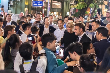 Tổng thống Pháp Emmanuel Macron dạo quanh hồ Hoàn Kiếm, bắt tay người dân