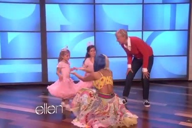 Nicki Minaj hát cùng sao nhí