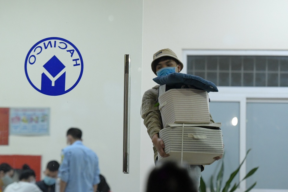 Sinh viên khu KTX Mỹ Đình rời đi trong đêm nhường chỗ cách ly Covid-19 - 4 Sinh viên khu KTX Mỹ Đình rời đi trong đêm nhường chỗ cách ly Covid-19 - 4