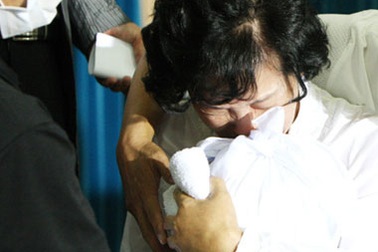 Mẹ Choi Ji Shil nức nở khi nhận lại tro cốt của con