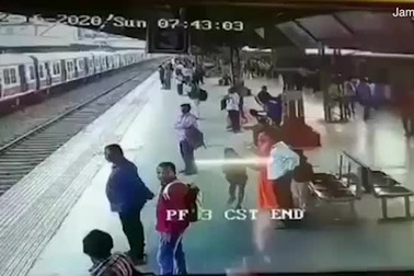 Thanh niên suýt mất mạng khi băng qua ngay trước mũi đoàn tàu đang chạy