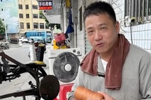 Thợ sửa giày không chân tự học tiếng Anh, ước mơ phát biểu tại Harvard