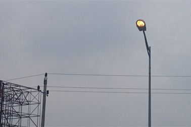 Đèn cao áp trên quốc lộ sáng rực giữa trưa