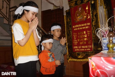 Cha bị máy cày đè tử vong, 3 đứa bé đầu đội khăn tang, tương lai mù mịt