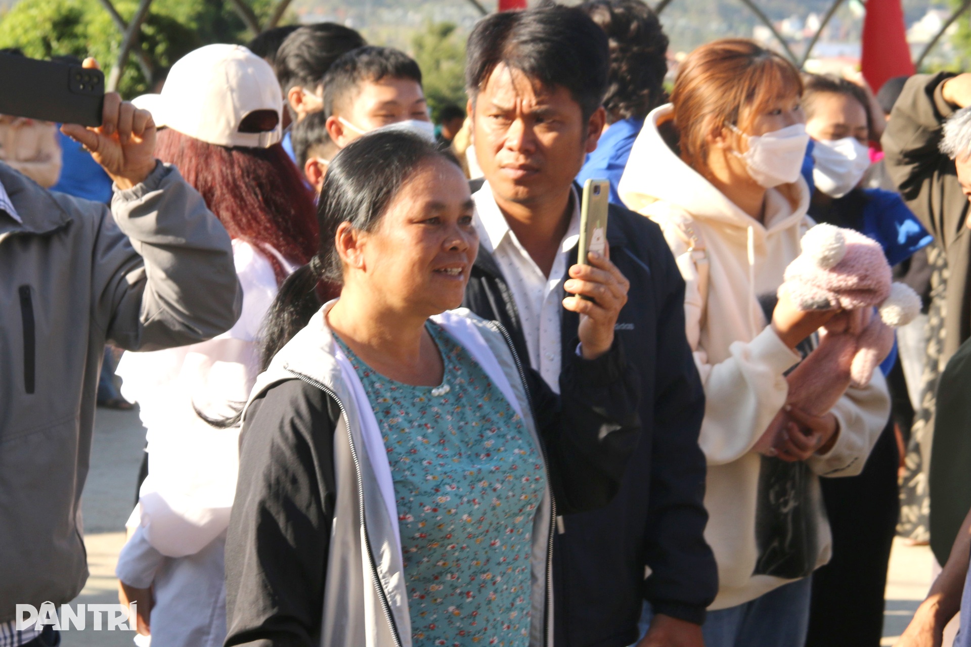 Người nhà chạy theo xe, muốn đưa tân binh đến tận nơi đóng quân - 14