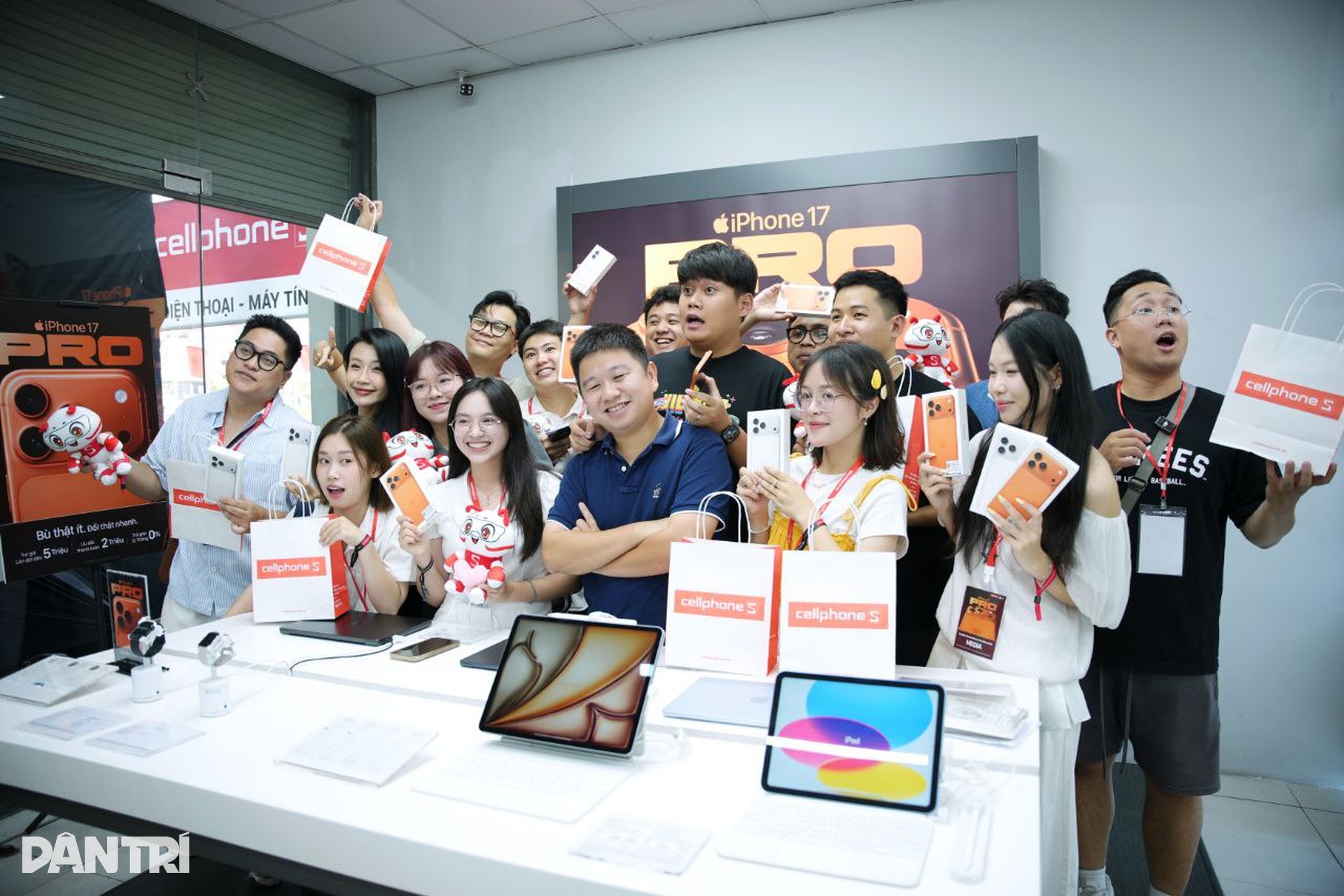 Người dùng mua iPhone 17 Pro Max tặng mẹ trong ngày đầu iPhone 17 lên kệ - 15 Người dùng mua iPhone 17 Pro Max tặng mẹ trong ngày đầu iPhone 17 lên kệ - 15