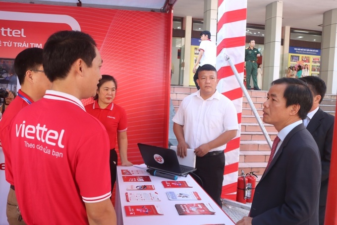 Lãnh đạo tỉnh Thừa Thiên Huế tham quan gian hàng tại khu vực Hội chợ - Triển lãm