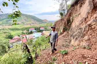 Đồi xuất hiện nhiều vết nứt, dân nơm nớp lo sạt lở khi mưa lớn