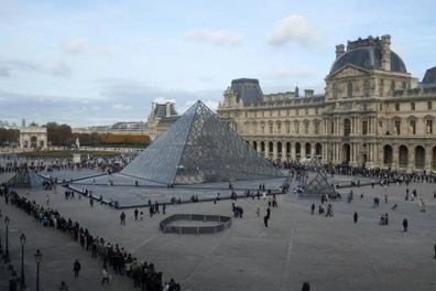 Pháp bắt nghi phạm vụ trộm 102 triệu USD trang sức từ bảo tàng Louvre